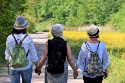 Frauen in den Wechseljahren leiden oftmals unter Hitzewallungen und Schweißausbrüchen.