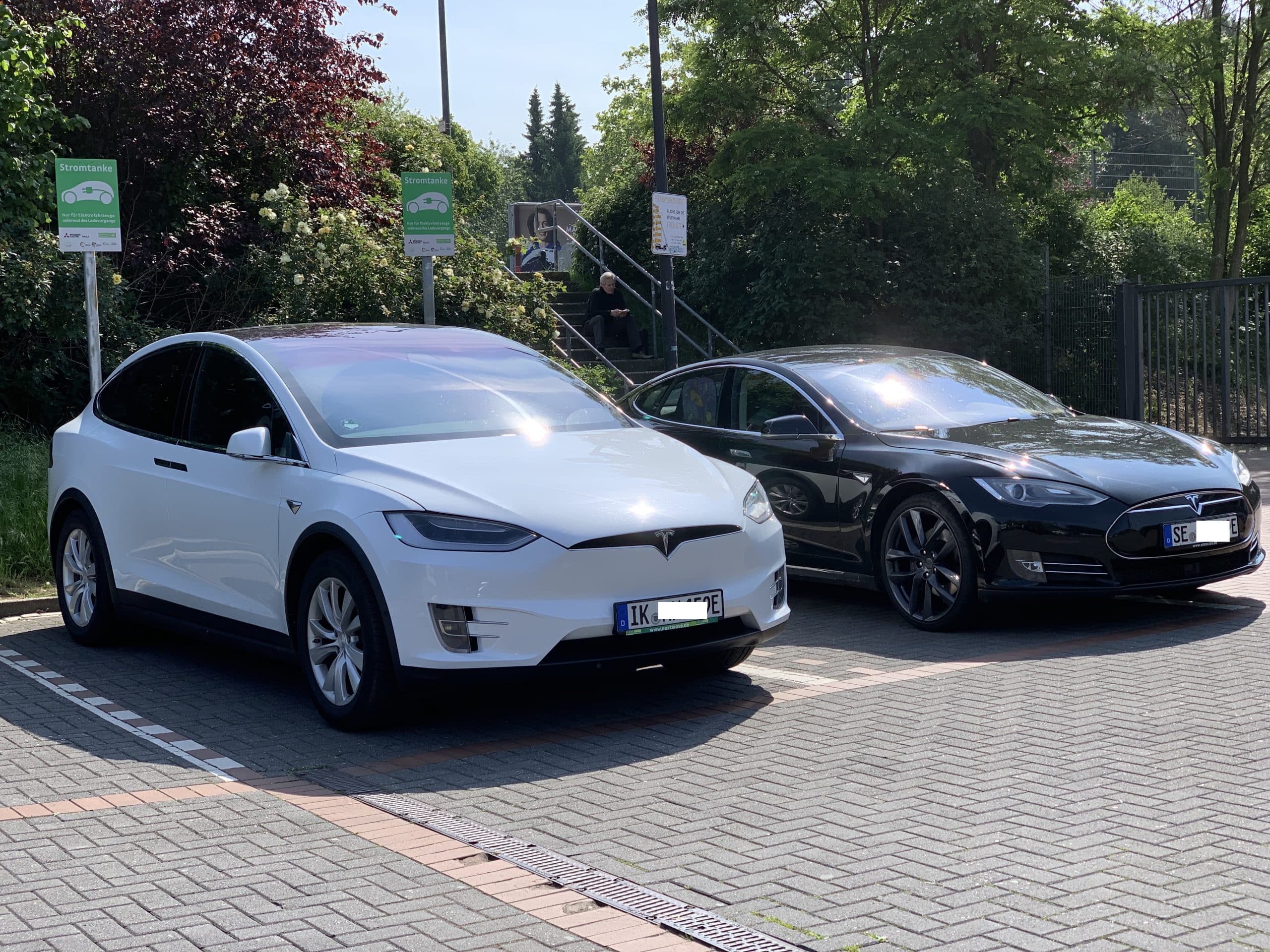 Tesla Model3 an Ladesäule in Düsseldorf.