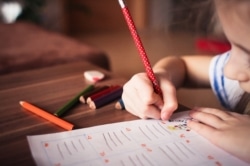 Kinder müssen zunächst lernen den Stift richtig zu halten um zu Schreiben. 