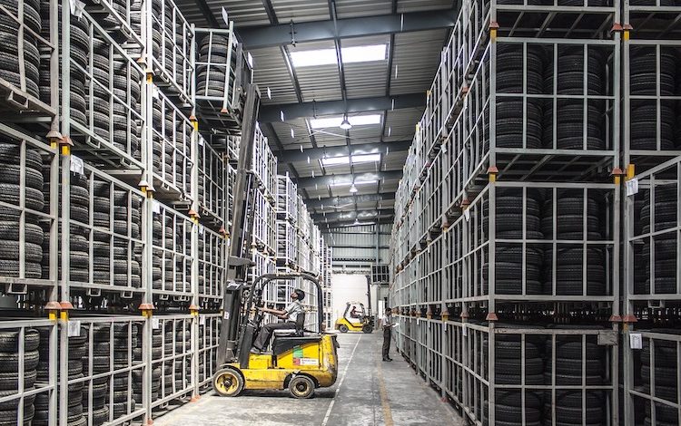 Die genaue Planung von einem Lager ist sinnvoll. So können Produkte schneller gefunden werden.