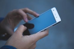 Beim Online Shopping ist man nicht an Öffnungszeiten gebunden.Das geht bequem vom Tablet oder Smartphone aus.