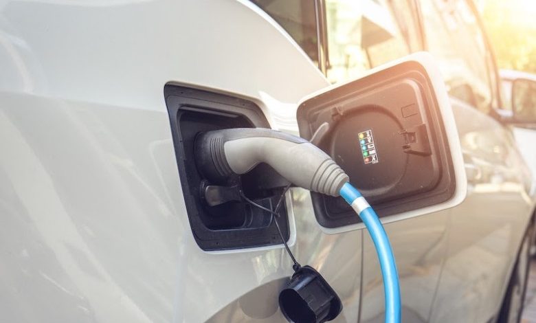 Mit Elektro- oder Hybridfahrzeugen lassen sich monatlich einige hundert Euro sparen.