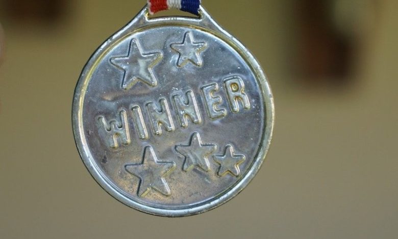 Medaillen und Pokale sind beliebte Siegestrophäen.