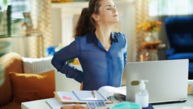 Der falsche Bürostuhl und auch eine falsche Haltung können Kopf-, Nacken- und Rückenschmerzen verursachen.