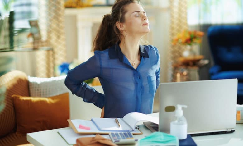 Der falsche Bürostuhl und auch eine falsche Haltung können Kopf-, Nacken- und Rückenschmerzen verursachen.