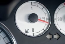 Um Kraftstoff zu sparen sollte man sein Tempo auf der Autobahn reduzieren.