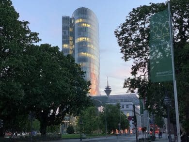 Unfälle entstehen in der Regel während der Arbeit, wenn beispielsweise bei einer Gewerbeimmobilie die Fenster gereinigt werden müssen. 