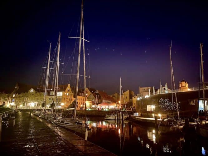 Blick vom Hotel Stralsund (Hotel Kontorhaus Stralsund) auf den Hafen.