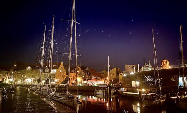 Blick vom Hotel Stralsund (Hotel Kontorhaus Stralsund) auf den Hafen.