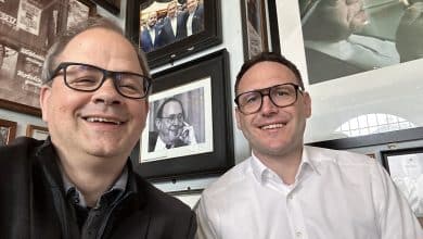 Florian Schnitzhofer (rechts) im Interview mit Sven Oliver Rüsche zum Thema Künstliche Intelligenz und das "selbstfahrende Unternehmen" in der Zukunft. Foto: ARKM.media