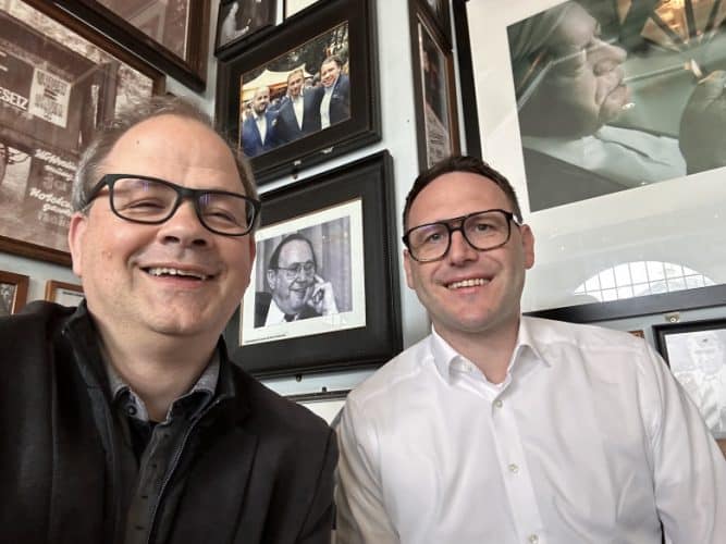 Florian Schnitzhofer (rechts) im Interview mit Sven Oliver Rüsche zum Thema Künstliche Intelligenz und das "selbstfahrende Unternehmen" in der Zukunft. Foto: ARKM.media