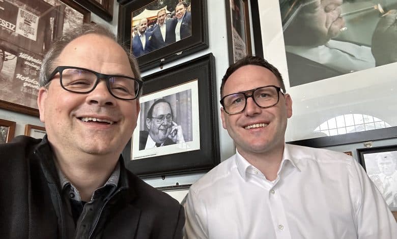 Florian Schnitzhofer (rechts) im Interview mit Sven Oliver Rüsche zum Thema Künstliche Intelligenz und das "selbstfahrende Unternehmen" in der Zukunft. Foto: ARKM.media