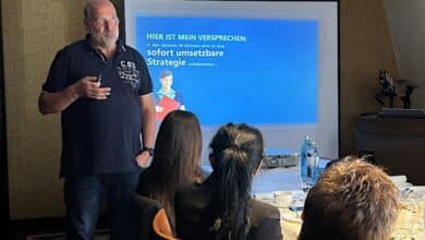Reiner Huthmacher ganz in seinem Element: Sein Impulsvortrag zur Fachkräftebindung bei Knowledge & Tea vom Wirtschaftsnetzwerk Deutschland.