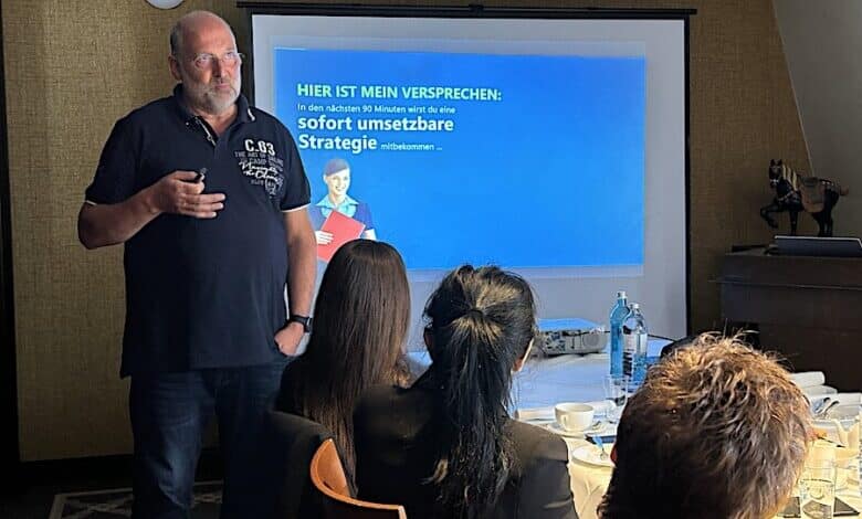 Reiner Huthmacher ganz in seinem Element: Sein Impulsvortrag zur Fachkräftebindung bei Knowledge & Tea vom Wirtschaftsnetzwerk Deutschland.
