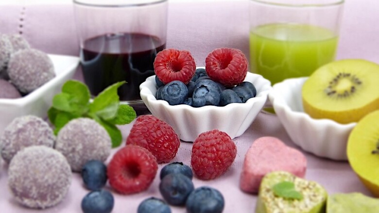 Superfood mit reichlich Antiozidantien: Beeren und frisches Obst in Bio-Qualität.