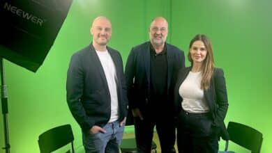 Dr. Florian Feltes, Arbeitsmarktexperte Reiner Huthmacher und die Wirtschaftsjournalistin Claudia Bechstein beim Businesstalk am Kudamm.