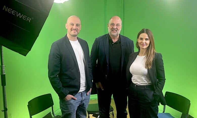 Dr. Florian Feltes, Arbeitsmarktexperte Reiner Huthmacher und die Wirtschaftsjournalistin Claudia Bechstein beim Businesstalk am Kudamm.