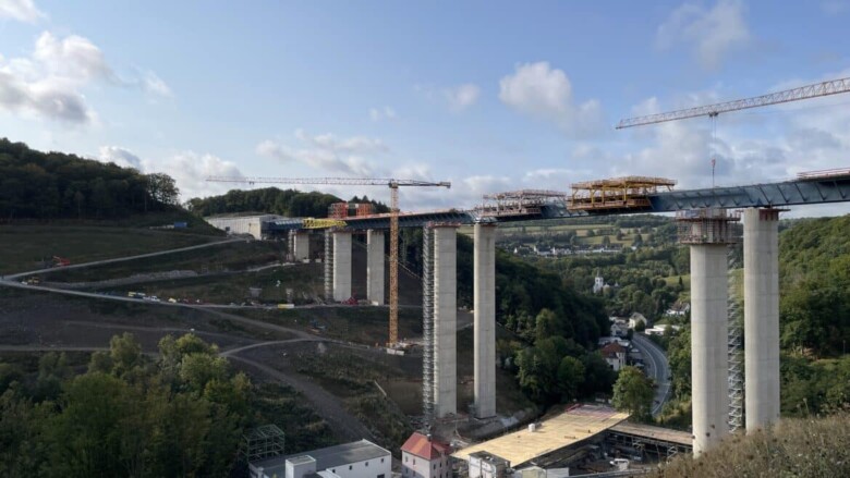 Tonnen schwere Lasten: Neubau der Talbrücke Rahmede / A45 Sauerlandliene bei Lüdenscheid. Foto: Börkey GmBH