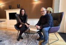 Steffi Faigle im Pressegespräch mit MiNa Herausgeber Sven Oliver Rüsche in den WND Räumlichkeitn in Berlin.