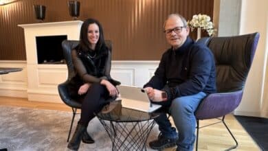 Steffi Faigle im Pressegespräch mit MiNa Herausgeber Sven Oliver Rüsche in den WND Räumlichkeitn in Berlin.