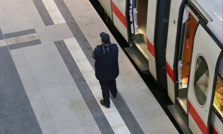 Schaffner bei der Deutschen Bahn (Archiv)