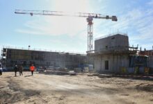 Baukran auf einer Baustelle (Archiv)