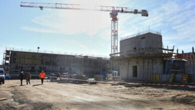 Baukran auf einer Baustelle (Archiv)