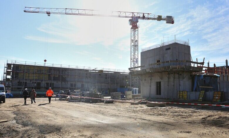 Baukran auf einer Baustelle (Archiv)