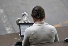 Frau mit Laptop (Archiv)