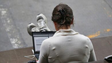 Frau mit Laptop (Archiv)