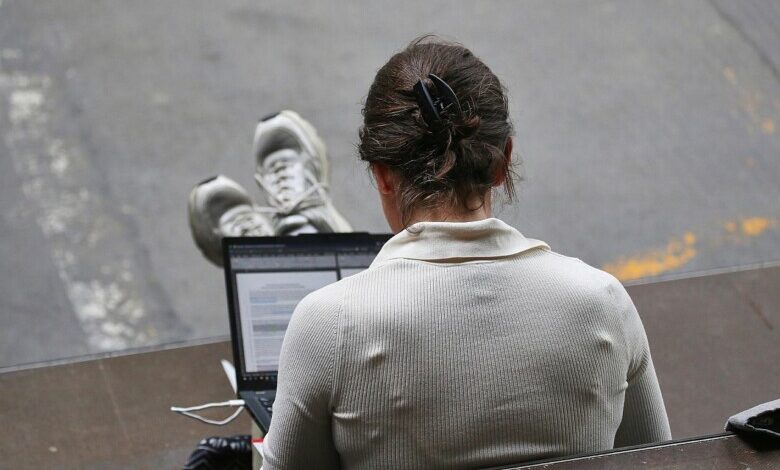 Frau mit Laptop (Archiv)