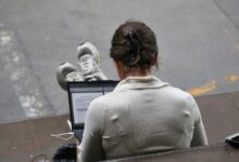Frau mit Laptop (Archiv)