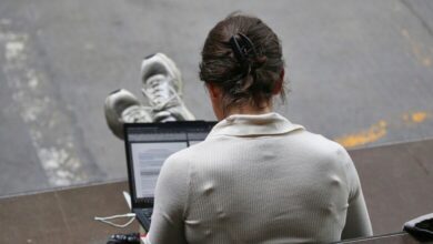 Frau mit Laptop (Archiv)