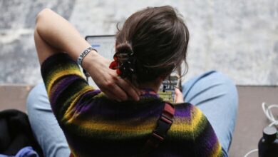 Frau mit Laptop (Archiv)