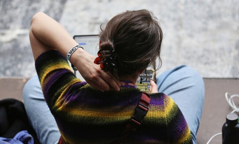 Frau mit Laptop (Archiv)