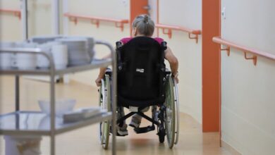 Alte Frau in einem Pflegeheim (Archiv)