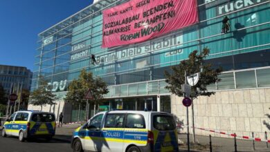 Umweltaktivisten besetzen Dach der CDU-Zentrale in Berlin am 23.09.2026