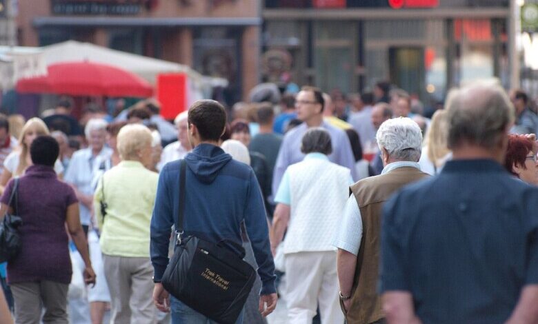 Menschen in einer Fußgängerzone (Archiv)