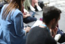 Junge Leute mit Laptop (Archiv)