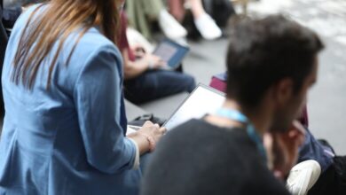 Junge Leute mit Laptop (Archiv)