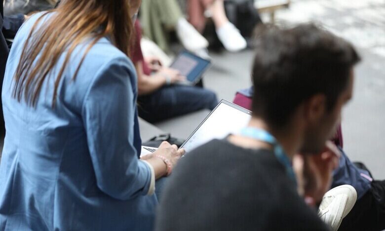 Junge Leute mit Laptop (Archiv)