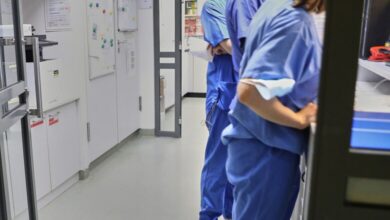 Medizinisches Personal in einem Krankenhaus (Archiv)