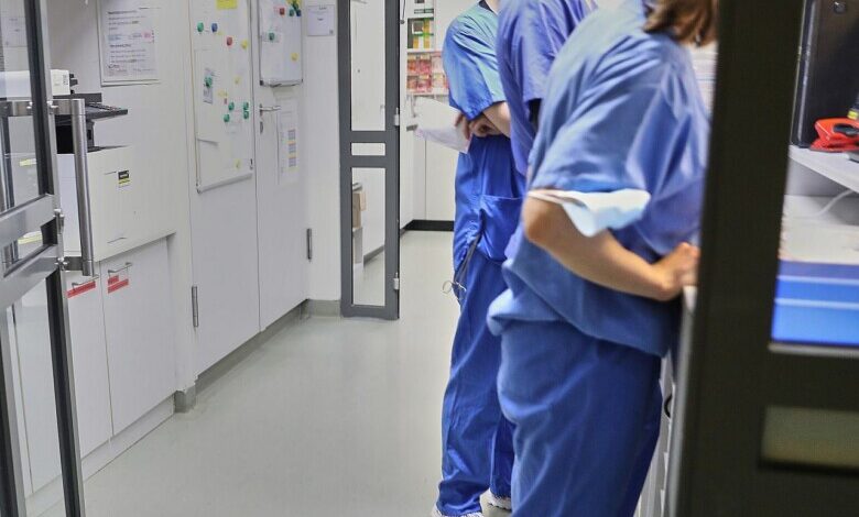 Medizinisches Personal in einem Krankenhaus (Archiv)