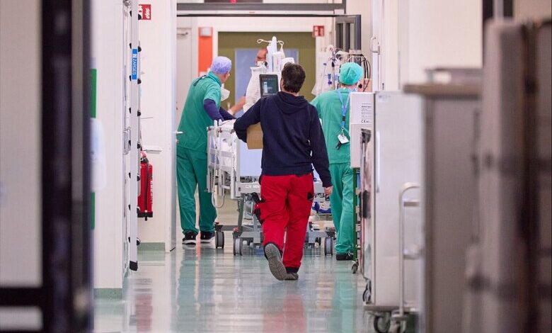Medizinisches Personal in einem Krankenhaus (Archiv)