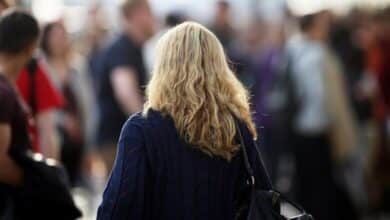 Blonde Frau mit Locken (Archiv)