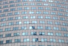 Glasfassade an einem Bürohaus (Archiv)