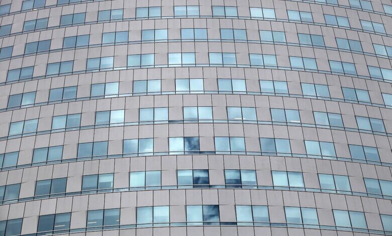 Glasfassade an einem Bürohaus (Archiv)
