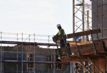 Bauarbeiter auf einer Baustelle (Archiv)
