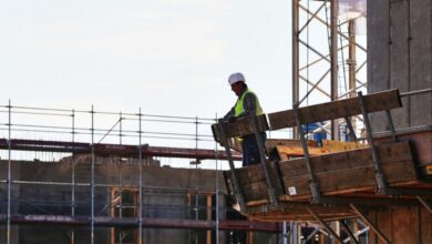 Bauarbeiter auf einer Baustelle (Archiv)