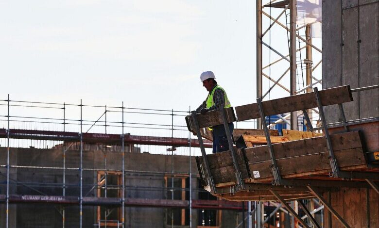 Bauarbeiter auf einer Baustelle (Archiv)